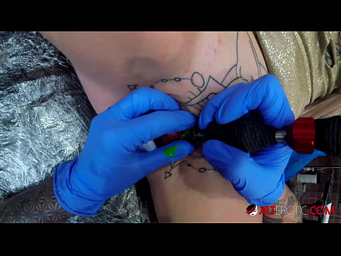 ❤️ Tsis tshua muaj tattooed hottie Sully Savage tau txais tattoo ntawm nws clitoris ❌ Porno vk ntawm porn hmn.pornpicslove.ru